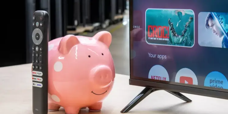 Ilustrasi celengan babi dan remote TV sebagai simbol harga Smart TV murah 2026 yang hemat biaya.