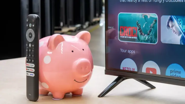 Ilustrasi celengan babi dan remote TV sebagai simbol harga Smart TV murah 2026 yang hemat biaya.