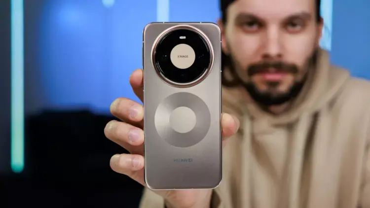 Penampakan asli Huawei Mate 80 Pro saat digenggam, memperlihatkan desain bodi belakang secara penuh.