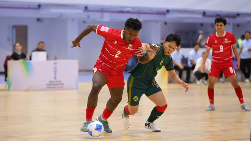 Aksi pemain Timnas Indonesia saat menggiring bola melewati pemain lawan di pertandingan AFF Futsal 2026.