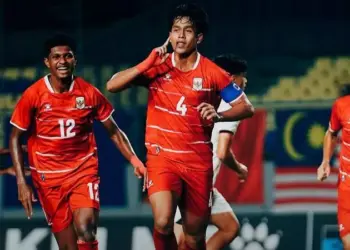 Kapten Timnas Indonesia U-17 bersama rekan setim merayakan kemenangan atas Malaysia U-17 di stadion.