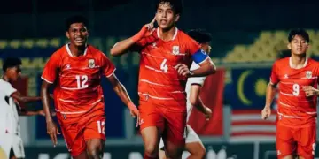 Kapten Timnas Indonesia U-17 bersama rekan setim merayakan kemenangan atas Malaysia U-17 di stadion.
