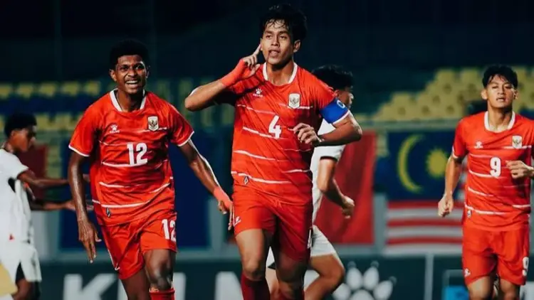 Kapten Timnas Indonesia U-17 bersama rekan setim merayakan kemenangan atas Malaysia U-17 di stadion.