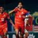 Kapten Timnas Indonesia U-17 bersama rekan setim merayakan kemenangan atas Malaysia U-17 di stadion.