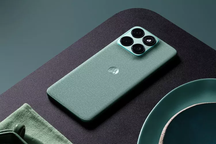 Desain premium bagian belakang smartphone Motorola Edge 70 Fusion varian warna hijau dengan modul kamera canggih.