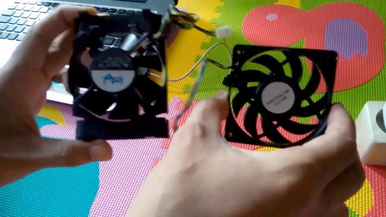 Perbandingan dua jenis kipas pendingin, termasuk kipas laptop tipe blower untuk perbaikan hardware.