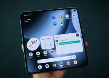 Tampilan layar Galaxy Z Fold Wide yang sedang dibuka menampilkan antarmuka Android terbaru yang luas.