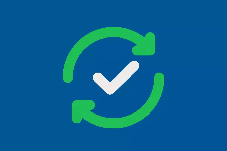 Ikon grafis peringatan update sistem berupa dua panah melingkar hijau dengan tanda centang putih di tengah latar belakang biru.