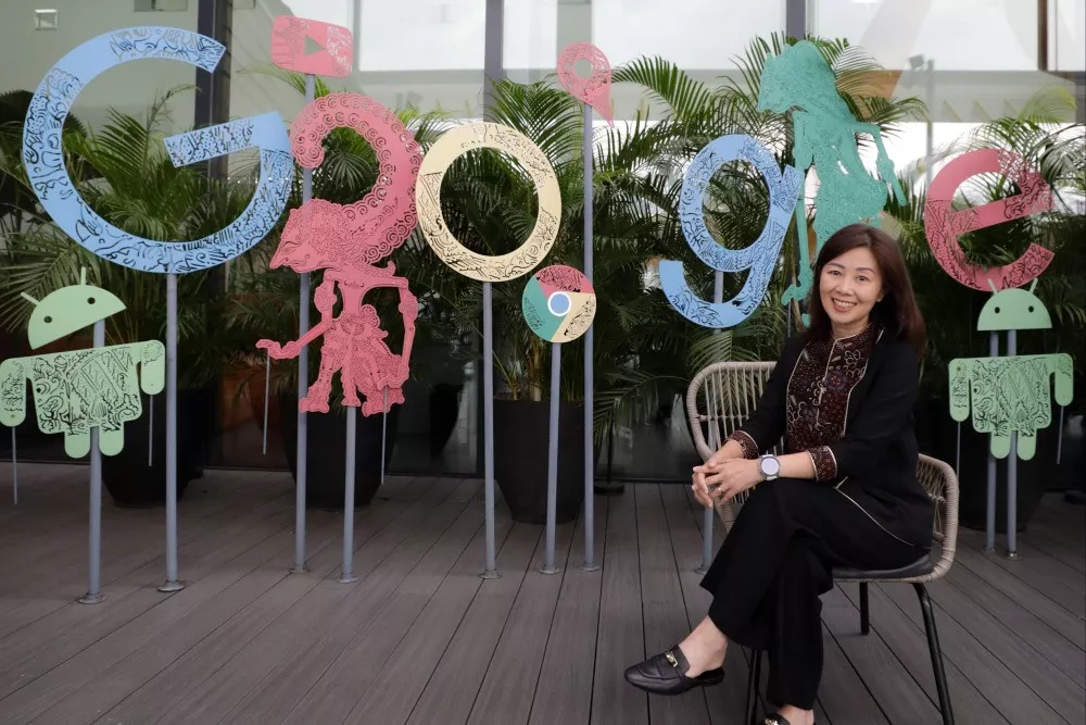 Instalasi logo Google dengan motif Wayang Kulit yang melambangkan inovasi Teknologi AI Gemini dalam keamanan digital.