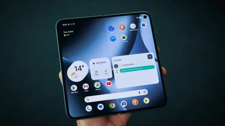 Tampilan layar Galaxy Z Fold Wide yang sedang dibuka menampilkan antarmuka Android terbaru yang luas.