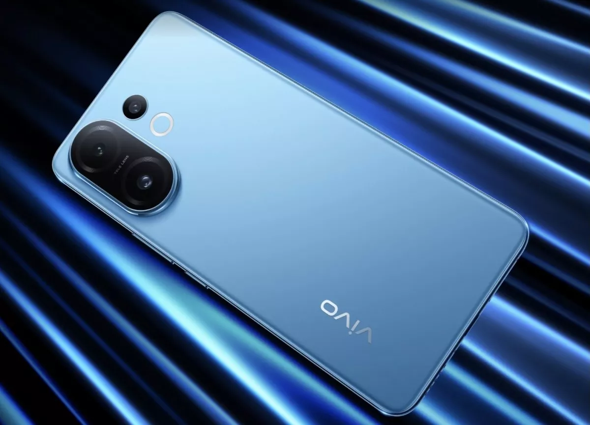 Sudut pandang miring panel belakang Vivo T5 Pro warna biru dengan latar garis cahaya.
