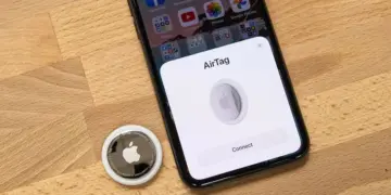 Proses pairing atau menghubungkan Apple AirTag 2 dengan iPhone melalui notifikasi pop-up.