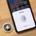 Proses pairing atau menghubungkan Apple AirTag 2 dengan iPhone melalui notifikasi pop-up.