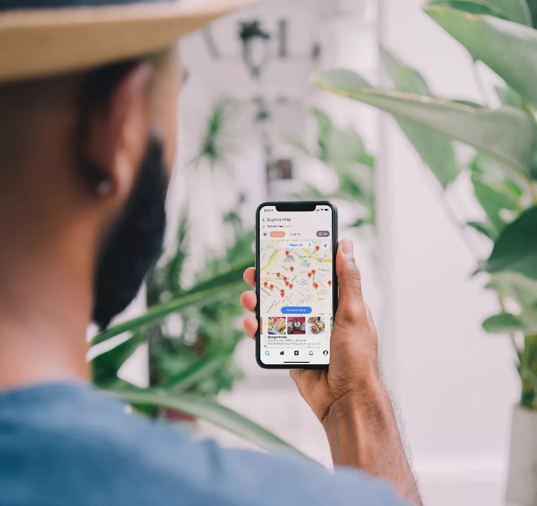 Layar smartphone menampilkan hasil pencarian tempat dan ikon lokasi di aplikasi peta.
