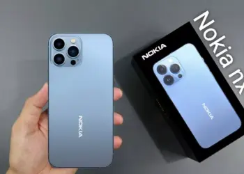 Seseorang memegang smartphone Nokia NX 5G berwarna biru muda beserta kotak kemasan yang menampilkan gambar produk.