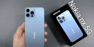 Seseorang memegang smartphone Nokia NX 5G berwarna biru muda beserta kotak kemasan yang menampilkan gambar produk.