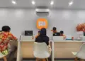 Suasana pelanggan di Service Center resmi saat memanfaatkan promo Xiaomi bulan April untuk servis baterai murah.