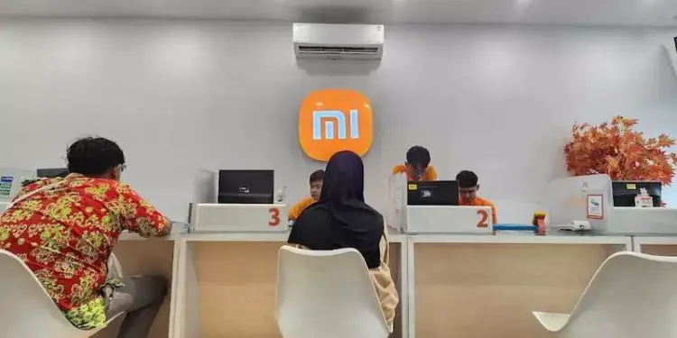 Suasana pelanggan di Service Center resmi saat memanfaatkan promo Xiaomi bulan April untuk servis baterai murah.