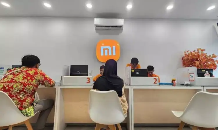 Suasana pelanggan di Service Center resmi saat memanfaatkan promo Xiaomi bulan April untuk servis baterai murah.