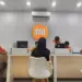 Suasana pelanggan di Service Center resmi saat memanfaatkan promo Xiaomi bulan April untuk servis baterai murah.