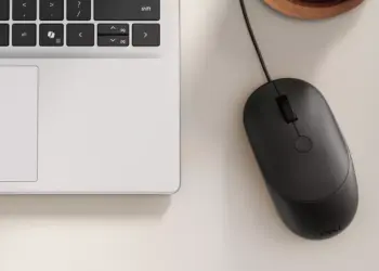 Tampak samping Dell Pro 5 Wireless Mouse dengan tombol samping dan sensor sidik jari terintegrasi.