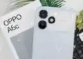 Foto asli (real pict) unit OPPO A6c berwarna putih di samping kotak penjualannya yang bertuliskan OPPO A6c.