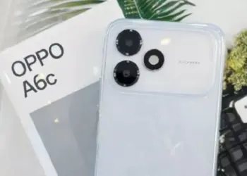 Foto asli (real pict) unit OPPO A6c berwarna putih di samping kotak penjualannya yang bertuliskan OPPO A6c.