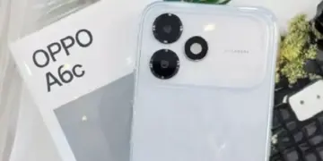 Foto asli (real pict) unit OPPO A6c berwarna putih di samping kotak penjualannya yang bertuliskan OPPO A6c.