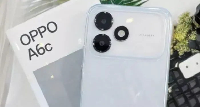 Foto asli (real pict) unit OPPO A6c berwarna putih di samping kotak penjualannya yang bertuliskan OPPO A6c.