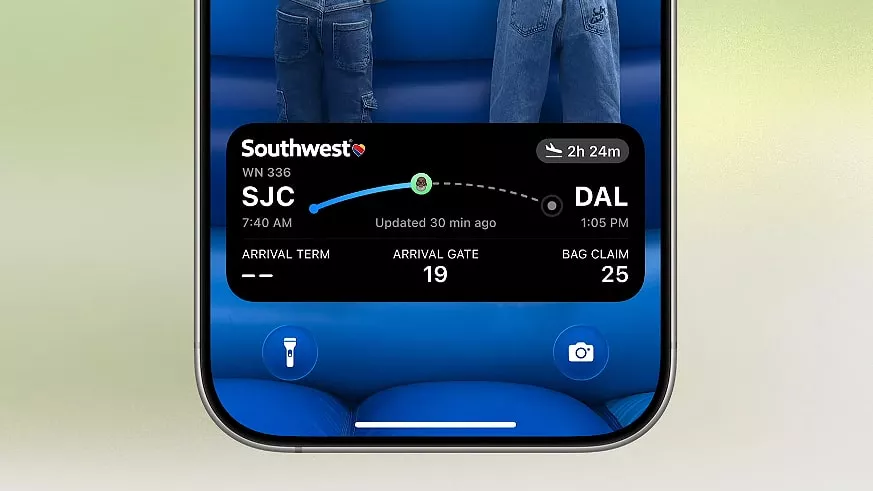 Close-up widget Live Activities iOS 26 pada iPhone yang menampilkan progres penerbangan Southwest Airlines secara mendetail di Lock Screen