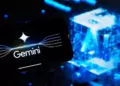 Visualisasi futuristik Teknologi AI Gemini pada smartphone sebagai sistem keamanan data.
