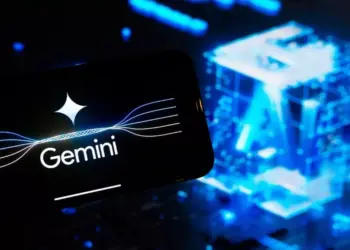 Visualisasi futuristik Teknologi AI Gemini pada smartphone sebagai sistem keamanan data.