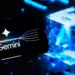 Visualisasi futuristik Teknologi AI Gemini pada smartphone sebagai sistem keamanan data.