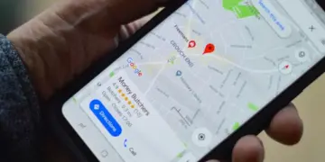 Detail informasi bisnis seperti nama toko, rating, dan alamat di aplikasi Google Maps.