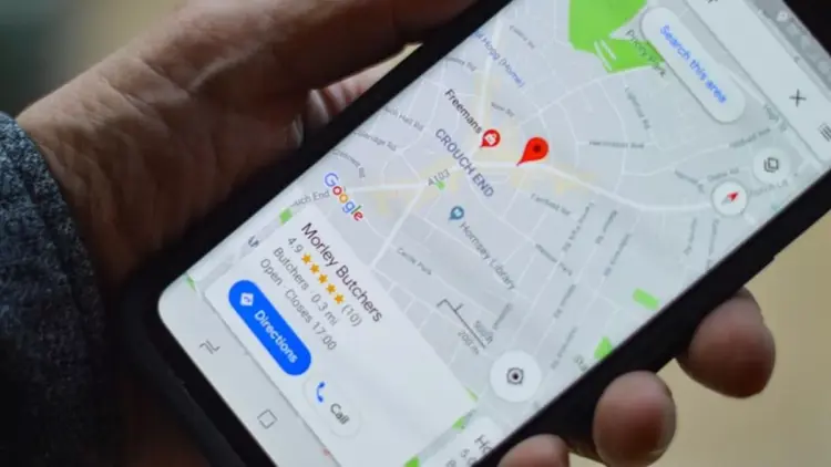 Detail informasi bisnis seperti nama toko, rating, dan alamat di aplikasi Google Maps.