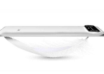 Tecno Camon Slim terlihat sangat tipis dan ringan, diletakkan di atas sehelai bulu putih.