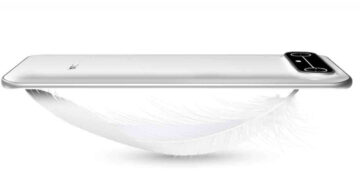 Tecno Camon Slim terlihat sangat tipis dan ringan, diletakkan di atas sehelai bulu putih.