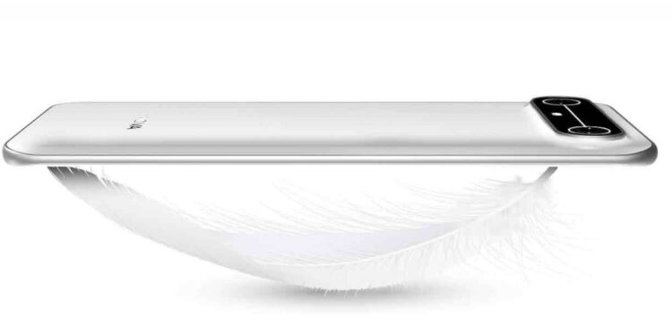 Tecno Camon Slim terlihat sangat tipis dan ringan, diletakkan di atas sehelai bulu putih.