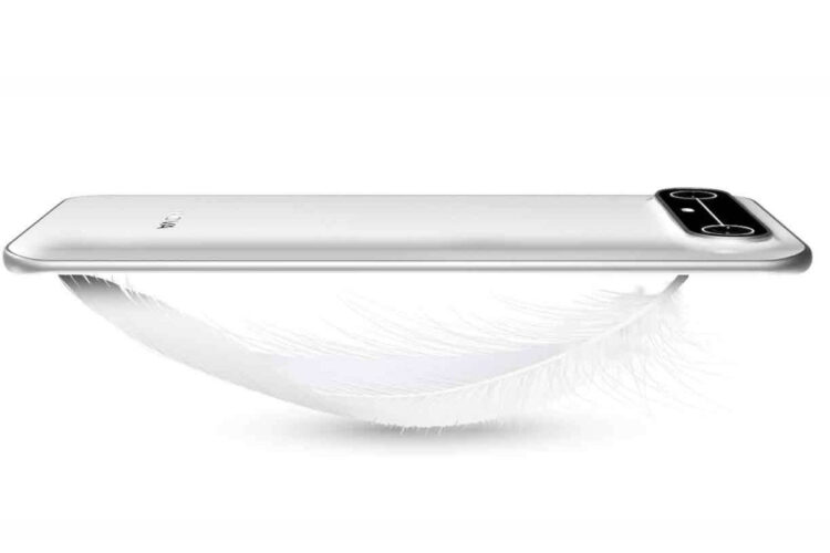 Tecno Camon Slim terlihat sangat tipis dan ringan, diletakkan di atas sehelai bulu putih.