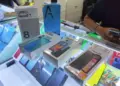 Berbagai kotak smartphone Android terbaru seperti Oppo Reno8 T, Vivo Y36, dan Samsung Galaxy A14 di etalase toko.