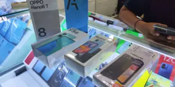 Berbagai kotak smartphone Android terbaru seperti Oppo Reno8 T, Vivo Y36, dan Samsung Galaxy A14 di etalase toko.