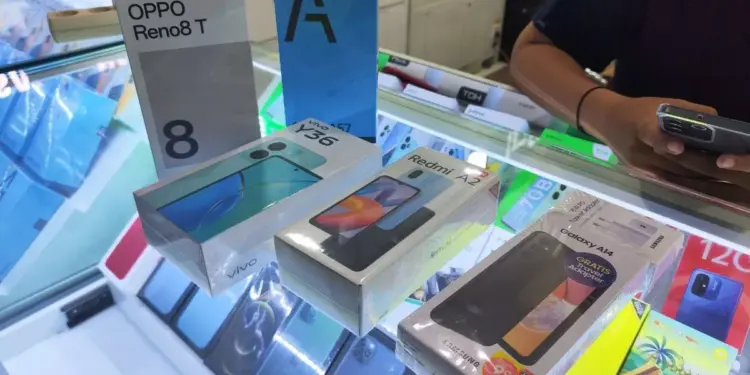 Berbagai kotak smartphone Android terbaru seperti Oppo Reno8 T, Vivo Y36, dan Samsung Galaxy A14 di etalase toko.