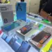 Berbagai kotak smartphone Android terbaru seperti Oppo Reno8 T, Vivo Y36, dan Samsung Galaxy A14 di etalase toko.