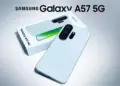 Penampakan unit dan kotak penjualan Samsung Galaxy A57 5G berwarna putih dengan modul kamera tiga lensa yang futuristik.