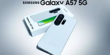 Penampakan unit dan kotak penjualan Samsung Galaxy A57 5G berwarna putih dengan modul kamera tiga lensa yang futuristik.