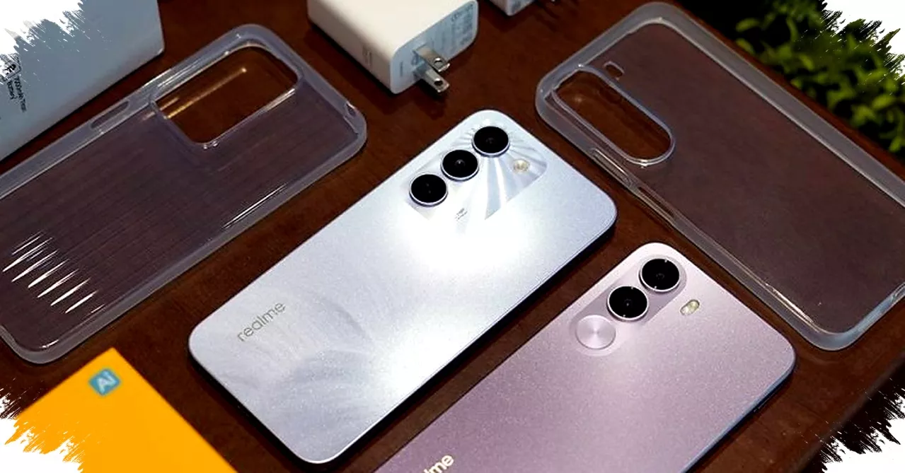 Penampakan fisik realme C100 4G warna silver dan ungu beserta aksesori casing transparan dan charger original.