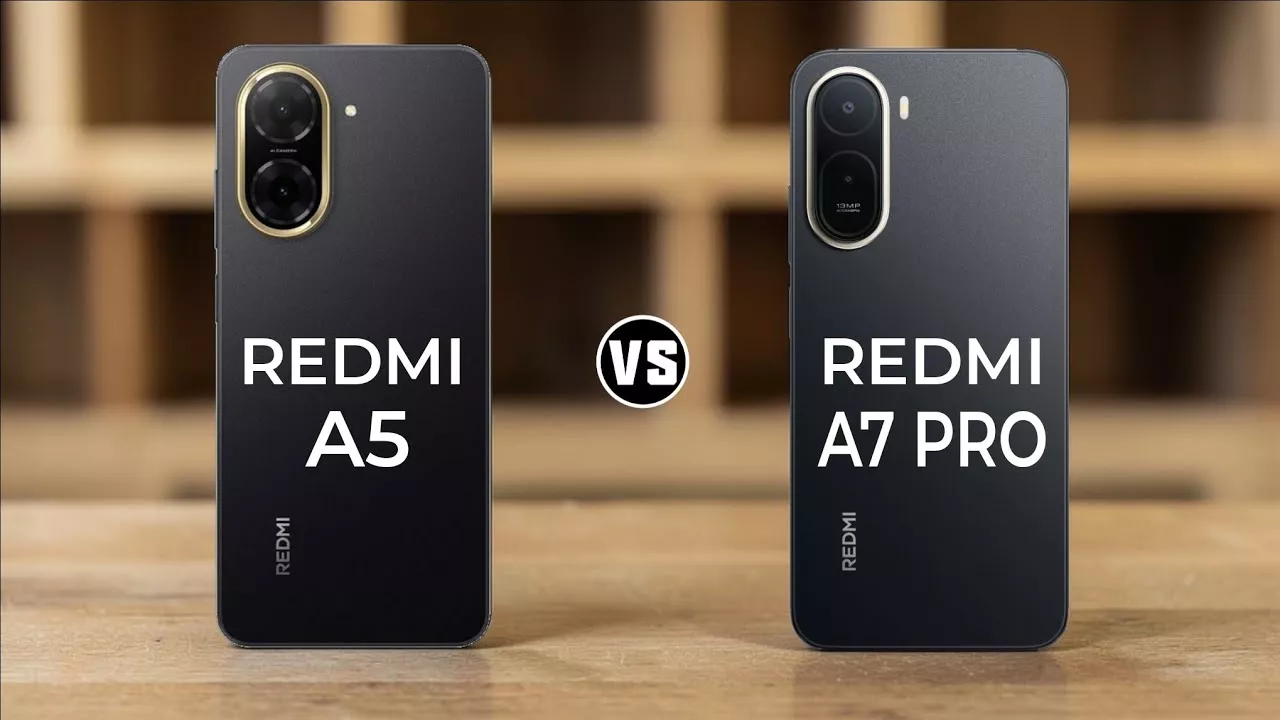 Sisi belakang smartphone Redmi A5 dan Redmi A7 Pro berwarna hitam yang diletakkan berdampingan untuk perbandingan.