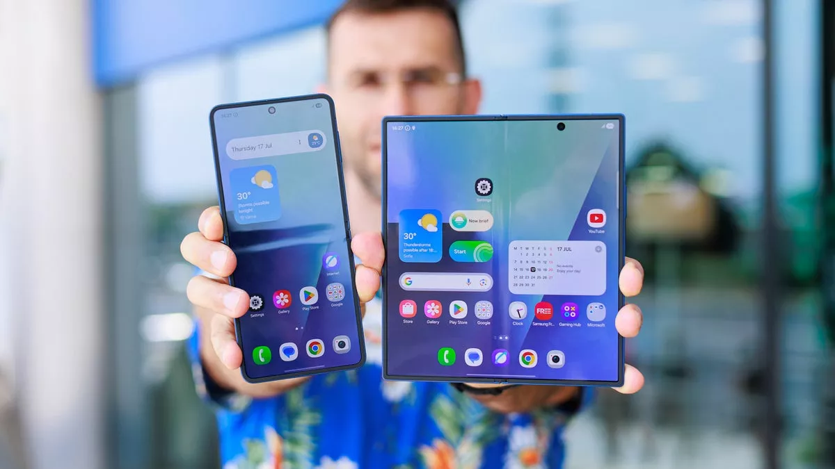 Seseorang memegang smartphone lipat Samsung yang menjalankan antarmuka One UI 9 terbaru dengan fitur multitasking yang dioptimalkan.