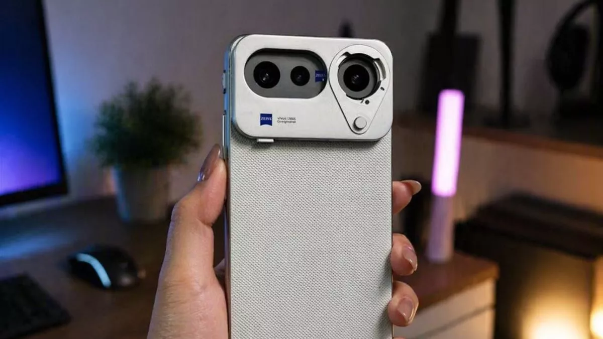 Tampilan detail desain modul kamera Zeiss G2 pada bodi belakang smartphone Vivo X300 FE.