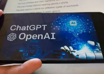 Konsep tampilan layar smartphone dengan antarmuka AI Agent dari OpenAI yang fokus pada eksekusi tugas otomatis tanpa aplikasi tradisional.